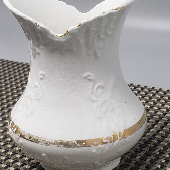 Wellsville China Company Accents White Decorative Vase With Gold